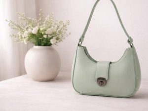 Luna Lock Shoulder Bag – Minimalist Design with Metallic Clasp – Pink