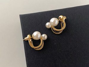 ZVT-167 Korean Pearl Circle Earrings